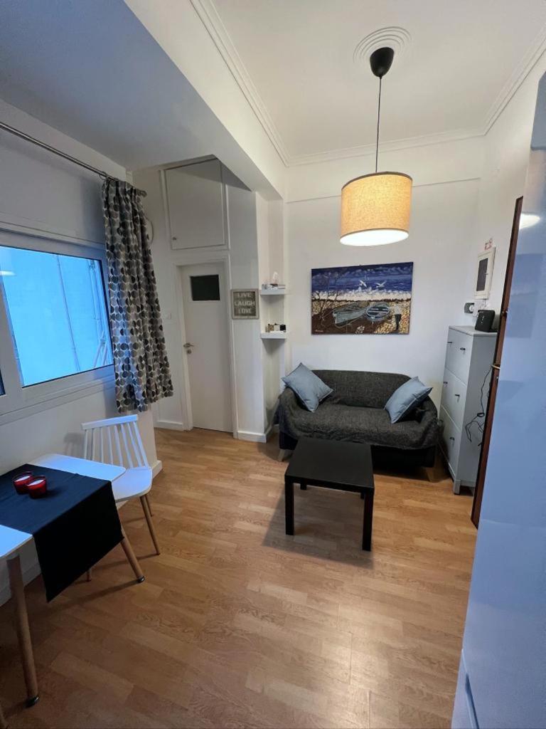 Minimal Apartment Next To The Center Atenas Exterior foto
